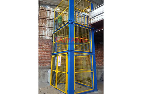 Transportador alternativo/recíproco vertical