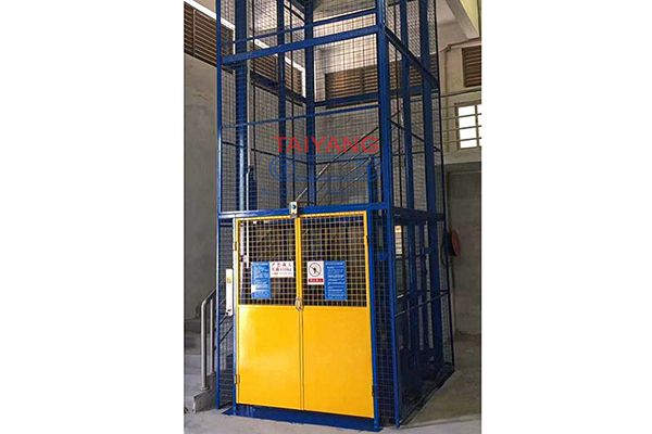 Transportador alternativo/recíproco vertical